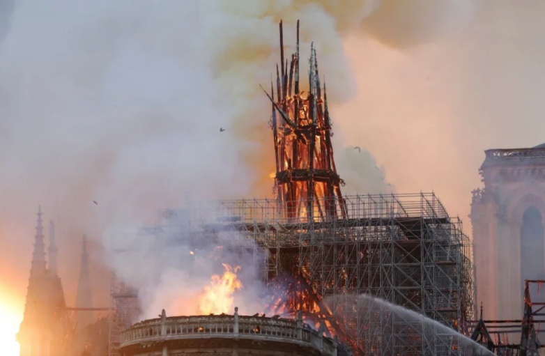 Photos : La cathédrale Notre-Dame de Paris en feu 2