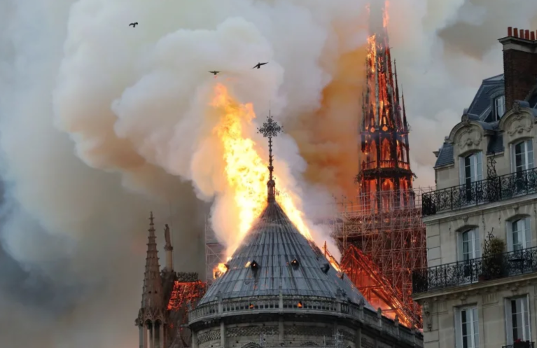 Photos : La cathédrale Notre-Dame de Paris en feu 5