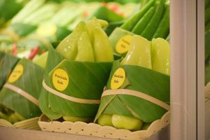 Les supermarchés asiatiques reviennent à utiliser des feuilles comme emballage à la place du plastique 3