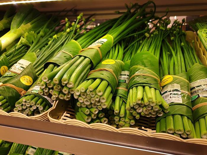 Les supermarchés asiatiques reviennent à utiliser des feuilles comme emballage à la place du plastique 5