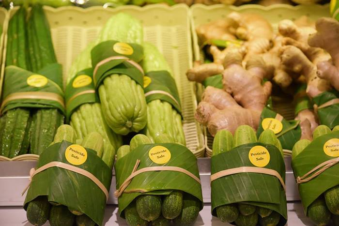 Les supermarchés asiatiques reviennent à utiliser des feuilles comme emballage à la place du plastique 2