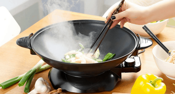 Sauter dans un wok électrique